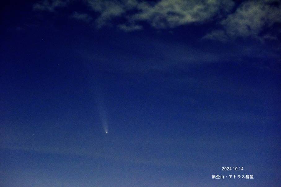 夜空に浮かぶ雲

自動的に生成された説明